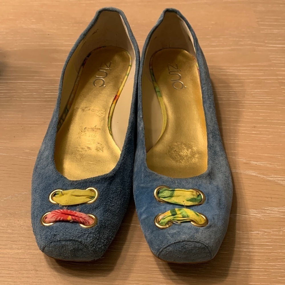 Zinc Low Heel Suede Leather shoes Size 8M NWOB Blue with material looped front